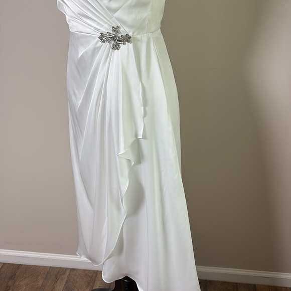 DB STUDIO Ruched Charmeuse Sheath Dress with Brooch Faux Wrap Skirt White Size 2 - Picture 8 of 14